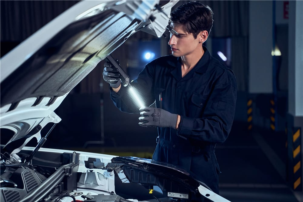 When it comes to Slim Hand lamp, the first thing you'll notice is the aluminum thin Light bar, which allows you to slide the lamp into the most inaccessible and narrow work area for inspection. As a professional
